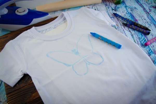 Восковыми карандашами на футболке