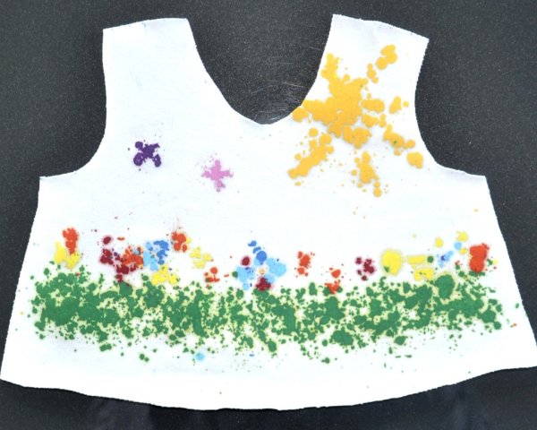 Декор футболки восковыми мелками