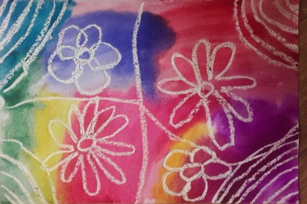 Декор футболки восковыми мелками