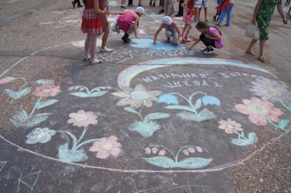Цветы мелками на асфальте