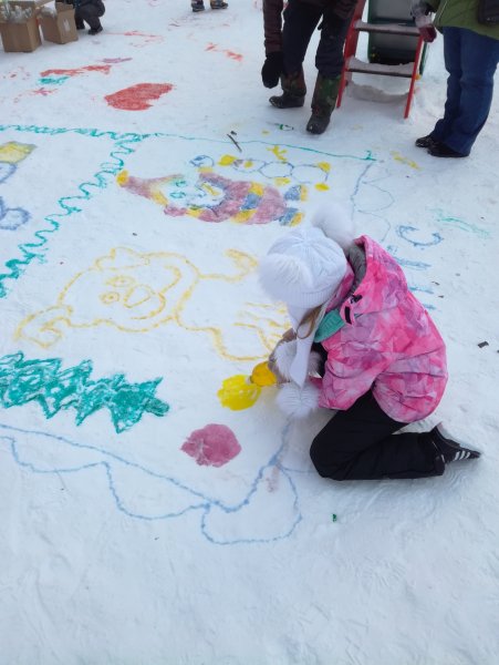 Рисунки на снегу красками