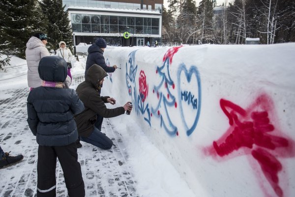 Рисование красками на снегу