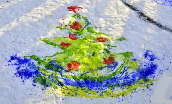 С 8 марта на снегу красками