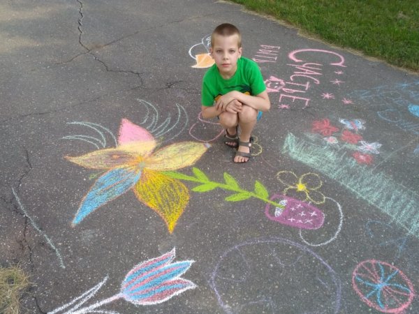 Дети рисуют мелками