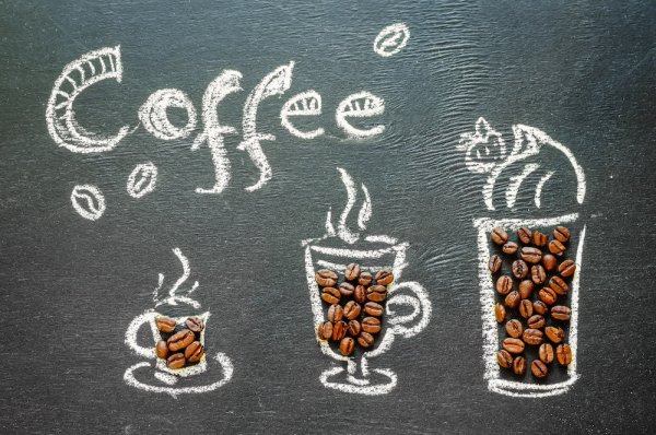 Зерна кофе на грифельной доске