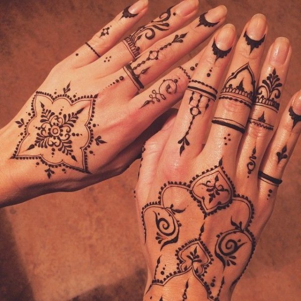 Хна на пальцах