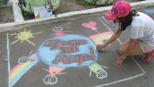 Рисование мелками на асфальте