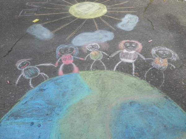 Рисование мелками на асфальте