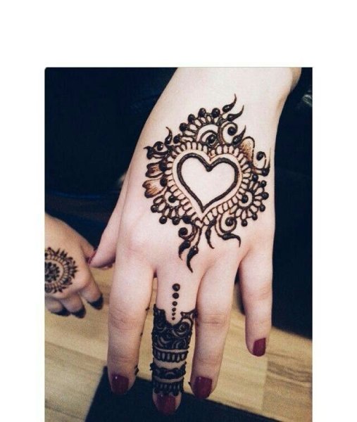 Мехенди на руке сердце