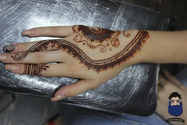 Тату хной на руке подросток