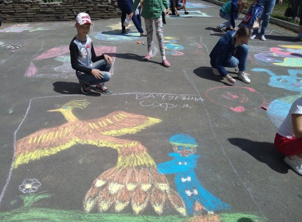 Сказочные герои на асфальте