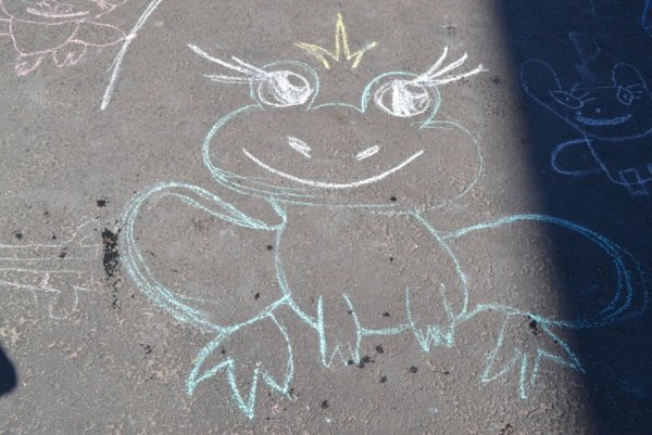 Рисование мелом на асфальте