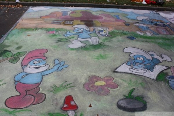 Мультяшные герои на асфальте