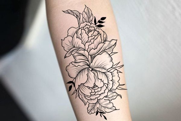 Тату контурные цветы на руке
