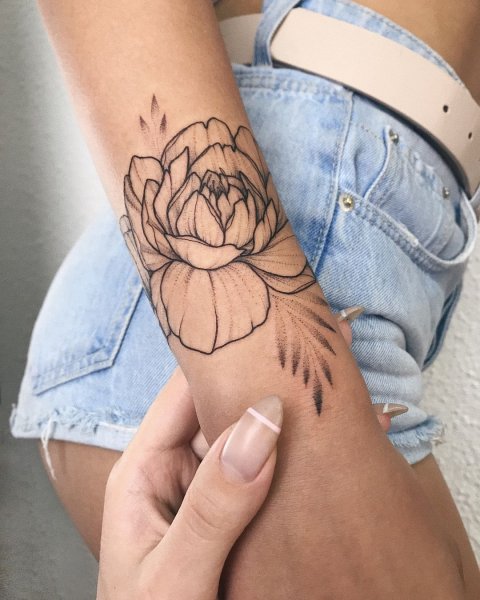 Тату пион на запястье
