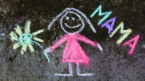 Рисунок ко Дню матери мелками