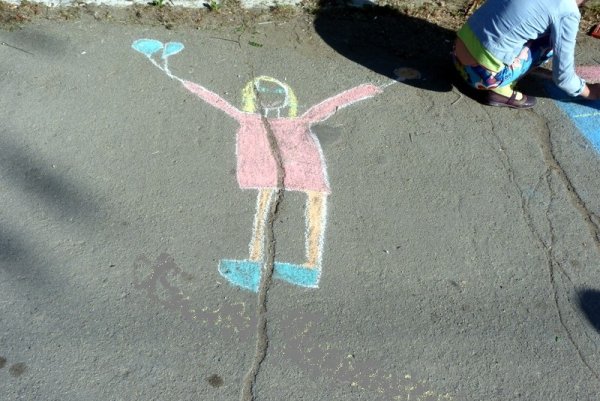 Самолет мелками на асфальте