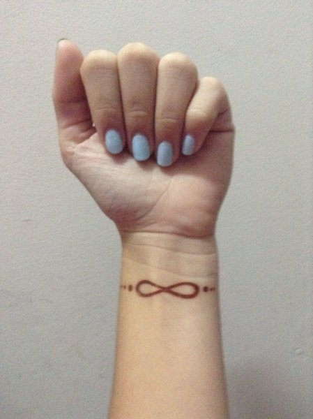 Знак бесконечности хной на руке