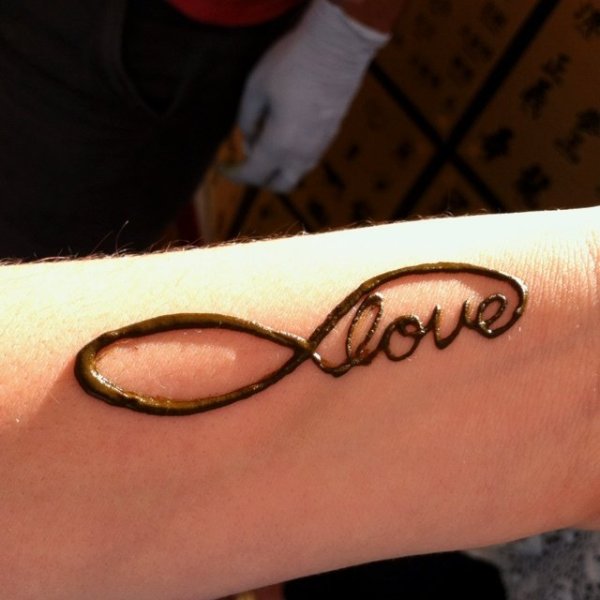 Тату хной знак бесконечности