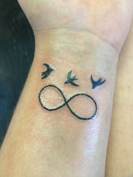 Тату хной бесконечность