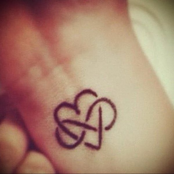 Тату хной бесконечность