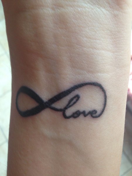 Тату со знаком бесконечности