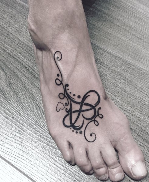 Тату бесконечность на стопе
