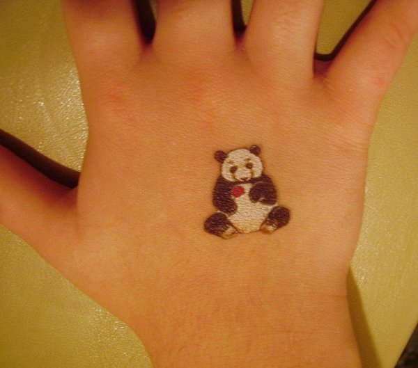 Панда на руке хной
