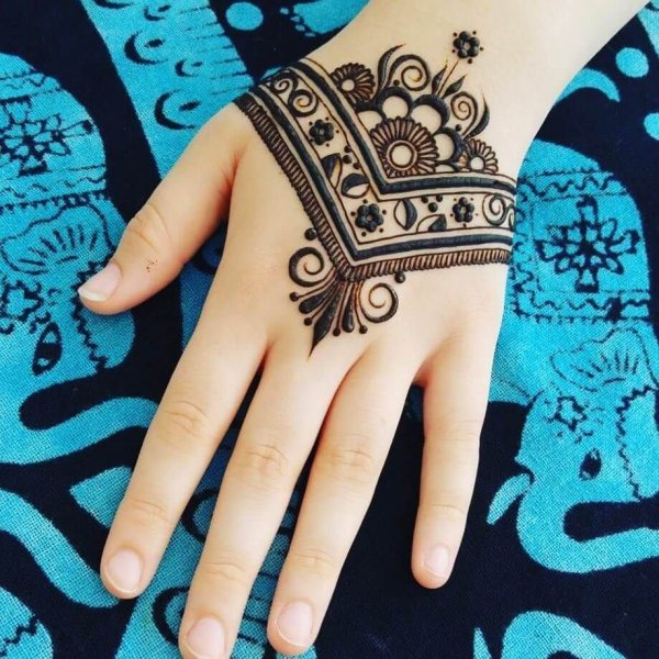 Роспись хной на руках легкие