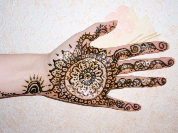 Новогодние рисунки хной на руке