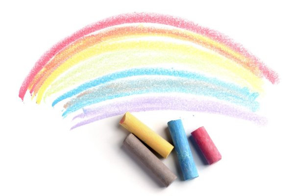 Рисование мелками на белом фоне