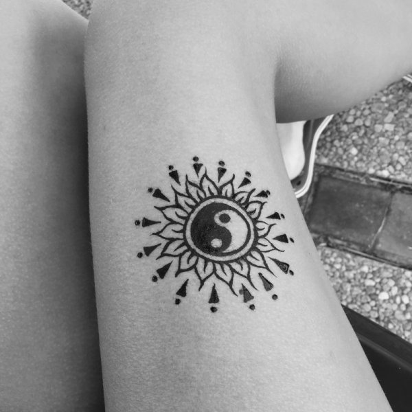 Тату хной солнце