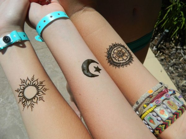 Тату хной на запястье