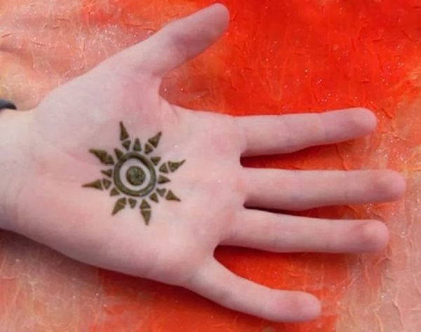 Тату хной солнце и Луна