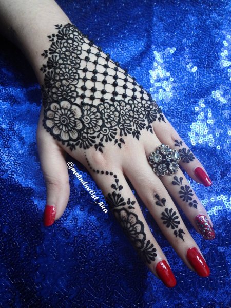 Красивые узоры хной на руке