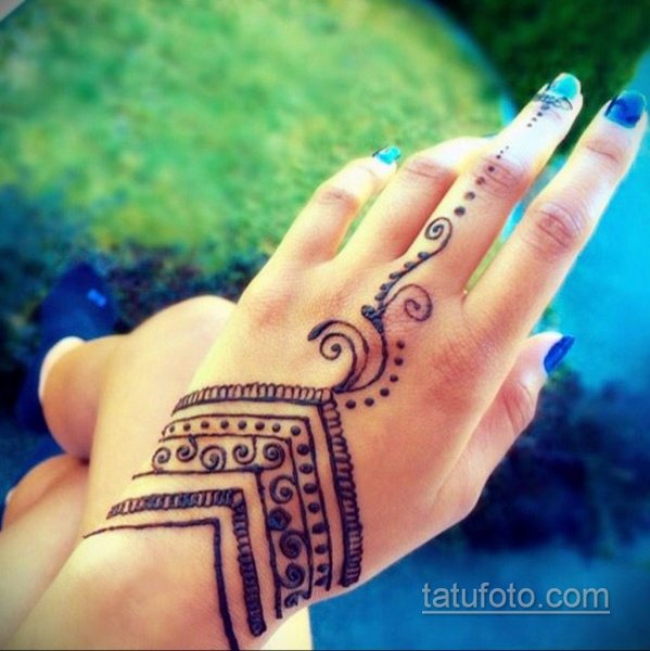 Мехенди небольшое на руке