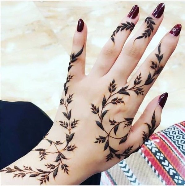 Мехенди на руке листья