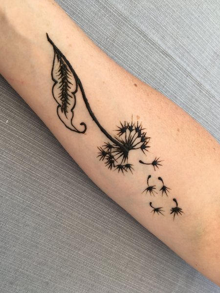 Перо хной на руке