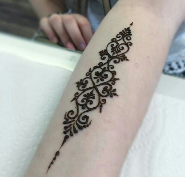 Мехенди на внутренней стороне руки