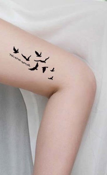 Тату надпись с птичками на руке