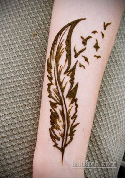 Перо хной на руке