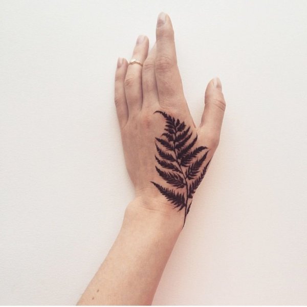 Тату лист папоротника на руке
