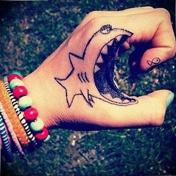 Тату акула на кисти