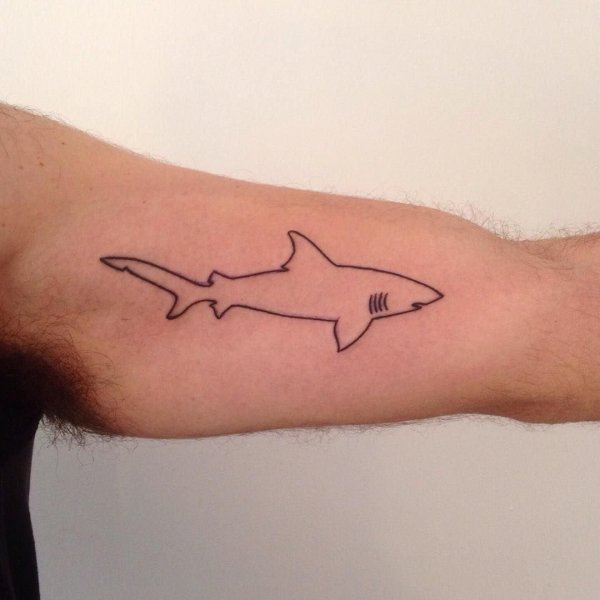 Тату акула маленькая