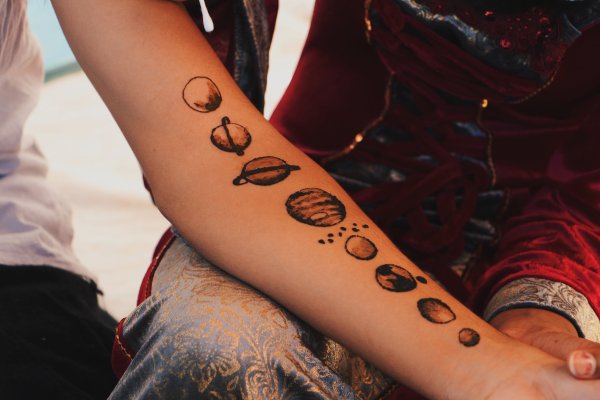 Тату хной планеты