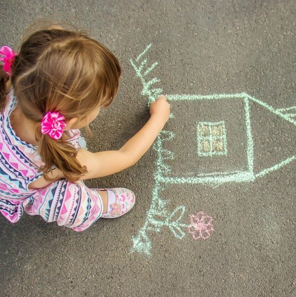 Рисунки мелками на стене легкие