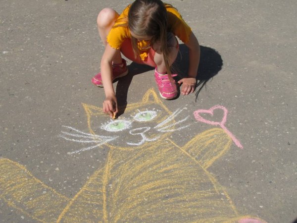 Рисование мелками на асфальте