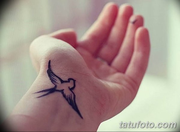Птица на запястье