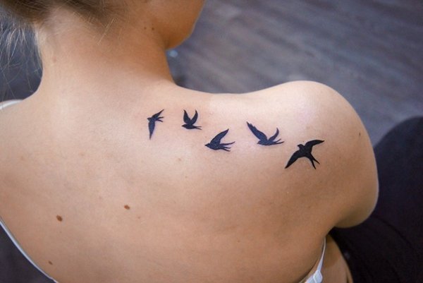 Тату Ласточка на лопатке