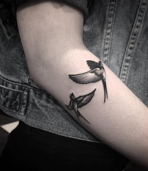 Тату ласточки на руке